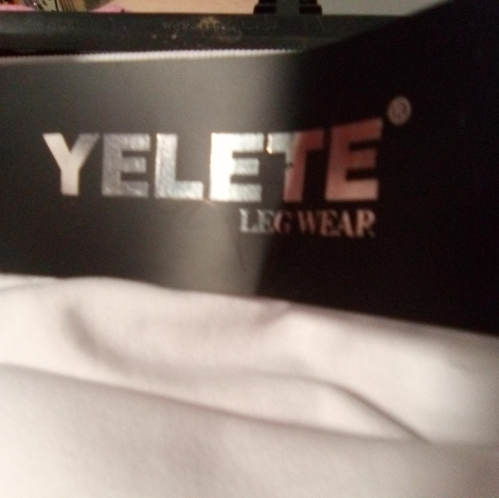 YELETE brand ladies white Capri leggings. NWT. Size Small - Picture 2 of 10